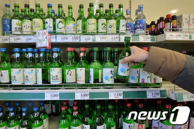 北朝鮮の幹部などの間で、韓国産焼酎「チャミスル」が人気であることがわかった。（提供:news1）