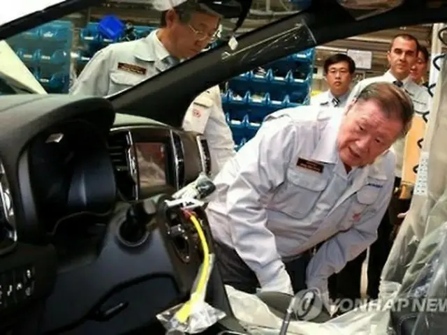 スロバキア工場の生産ラインを見て回る鄭会長（現代自動車グループ提供）＝４日、ソウル（聯合ニュース）