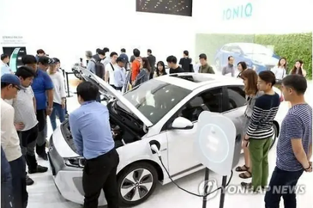 釜山国際モーターショーに出展されたＩＯＮＩＱのＥＶ＝６月６日、釜山（聯合ニュース）