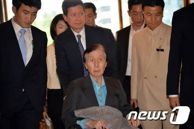 韓国検察はロッテ創業者の重光武雄（韓国名:辛格浩/シン・ギョクホ、94）氏が夫人ソ・ミギョン氏（57）親子などに財産を贈与する過程で6000億ウォン（約545億円）相当の脱税状況を確保し捜査を進めている。
