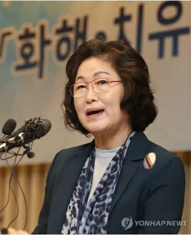 元慰安婦支援財団　正式に発足韓国で旧日本軍の慰安婦被害者を支援する財団「和解・癒やし財団」が正式に発足した。記者懇談会で質問に答える同財団の金兌玄（キム・テヒョン）理事長＝２８日、ソウル（聯合ニュース）(END)
