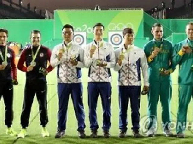 アーチェリー男子団体で金メダルの韓国（中央の３人）＝６日、リオデジャネイロ（聯合ニュース）