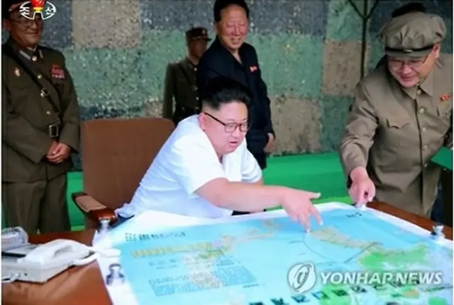 ミサイルの目標は韓国南部？北朝鮮の朝鮮中央テレビは２０日、金正恩（キム・ジョンウン）朝鮮労働党委員長（中央）が軍戦略軍火星砲兵部隊の弾道ロケット（ミサイル）発射訓練を現地指導した際の様子を公開した。１９日の発射実験では弾道ミサイル３発が発射