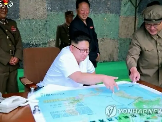 ミサイルの目標は韓国南部？北朝鮮の朝鮮中央テレビは２０日、金正恩（キム・ジョンウン）朝鮮労働党委員長（中央）が軍戦略軍火星砲兵部隊の弾道ロケット（ミサイル）発射訓練を現地指導した際の様子を公開した。１９日の発射実験では弾道ミサイル３発が発射