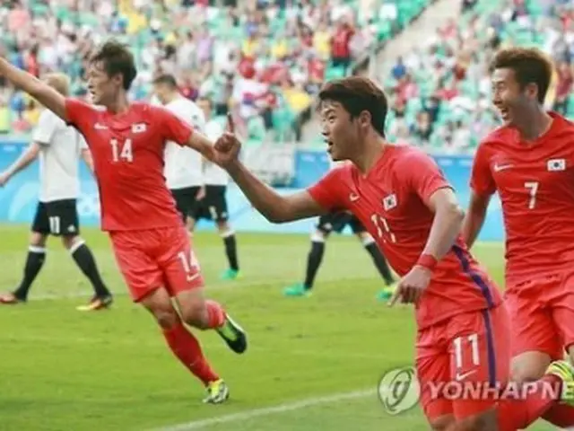 ゴールを決め、喜ぶ韓国イレブン＝（聨合ニュース）