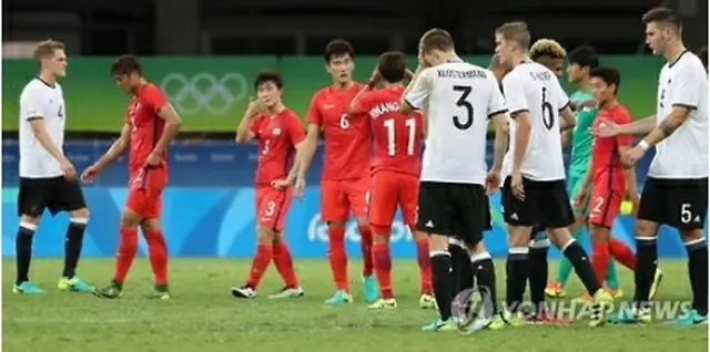 引き分けで試合を終えた両チームのイレブン＝（聯合ニュース）