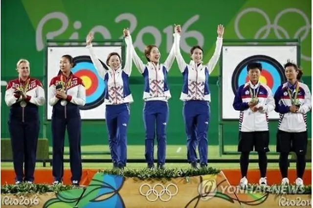 表彰台に上がったアーチェリー女子団体韓国代表（中央の３人）＝７日、リオデジャネイロ（聯合ニュース）
