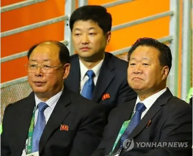 重量挙げに出場した北朝鮮選手を見守る崔氏（右端）＝７日、リオデジャネイロ（聯合ニュース）