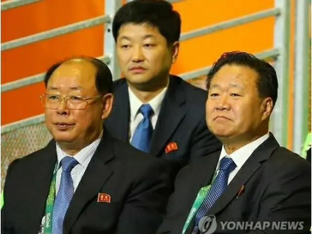 重量挙げに出場した北朝鮮選手を見守る崔氏（右端）＝７日、リオデジャネイロ（聯合ニュース）