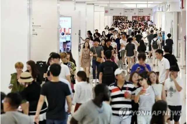 混雑するショッピングモール＝７日、ソウル（聯合ニュース）