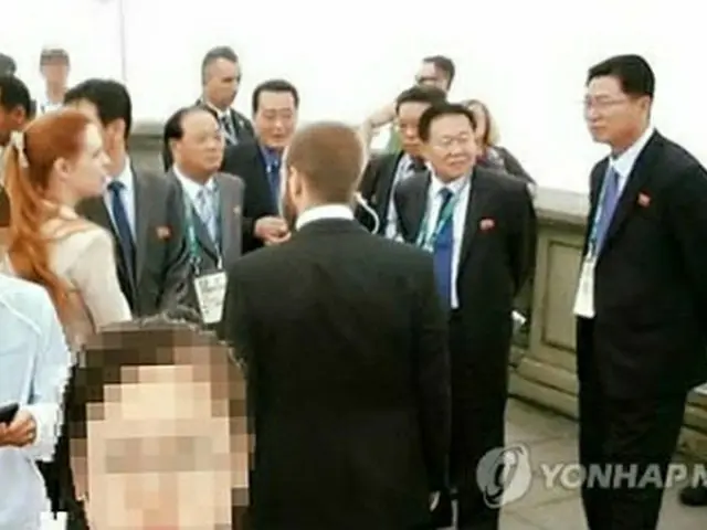 コルコバードの丘に立つキリスト像を見学している崔副委員長（右から３人目、現地同胞提供）＝８日、リオデジャネイロ（聯合ニュース）