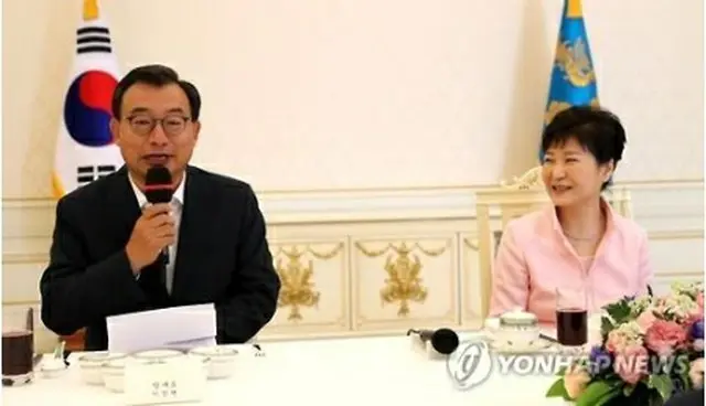 会合であいさつする李代表（左）と朴大統領＝１１日、ソウル（聯合ニュース）