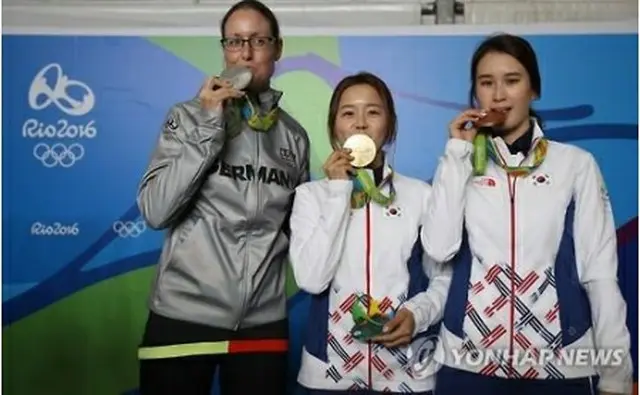 金メダルの張恵珍（中央）と銅メダルの奇甫倍（右）＝１１日、リオデジャネイロ（聯合ニュース）