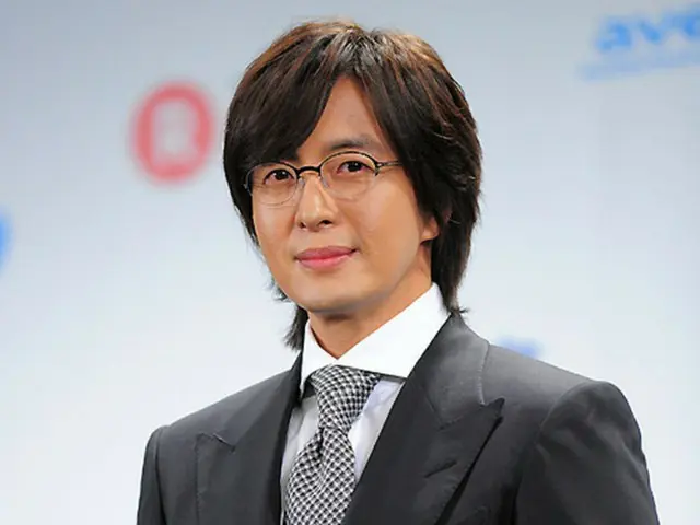 韓国俳優ペ・ヨンジュン（43）が日本でおこなわれたSMTOWNの公演会場に姿を現し、話題となっている。