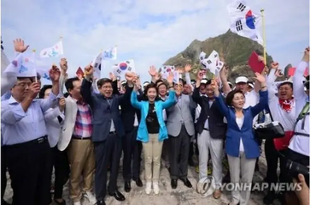 独島で万歳三唱する国会議員ら（国会写真記者団）＝１５日、独島（聯合ニュース）