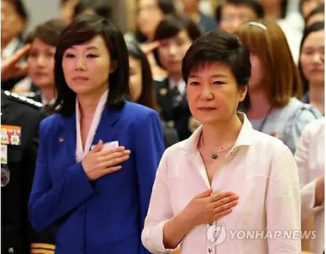文化体育観光部長官に内定した趙允旋氏（左）＝（聯合ニュース）