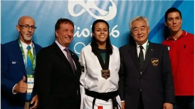 趙総裁（右から２人目）が１６日、リオ五輪メーン・プレス・センターで記者会見した後、大会に出場する選手らと記念撮影を行った＝（聯合ニュース）