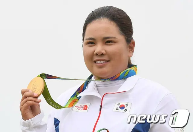 負傷による懸念の声が多い中、韓国の女子プロゴルファー、パク・インビ（朴仁妃、28、KB金融グループ）は諦めなかった。116年ぶりの五輪ゴルフ競技で金メダルを獲得し、特別な感情を伝えた。