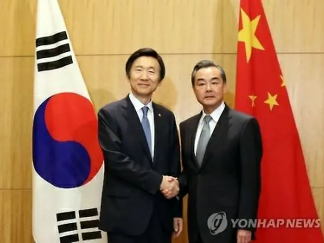 握手を交わす韓中外相＝２４日、東京（聯合ニュース）