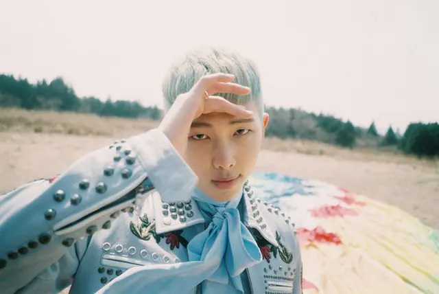 パン・シヒョクプロデューサーとアイドルグループ「防弾少年団」RAP MONSTER（ラップモンスター）がイ・ヒョン（8eight）とチャンミン（2AM）のプロジェクトグループ「HOMME」を援護射撃する。（提供:news1）