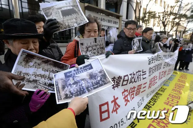 日本統治時代に強制徴用され過酷な労働を強いられたとして、韓国人14人が日本企業を相手に起こした訴訟で、裁判所は1人当たり9000万ウォン（約810万円）の支払いを命じる判決を下した。