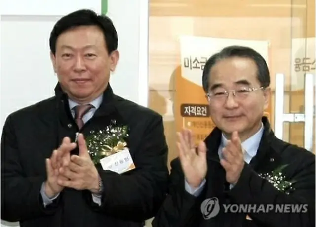 辛東彬氏（左）と李仁源氏＝（聯合ニュース）