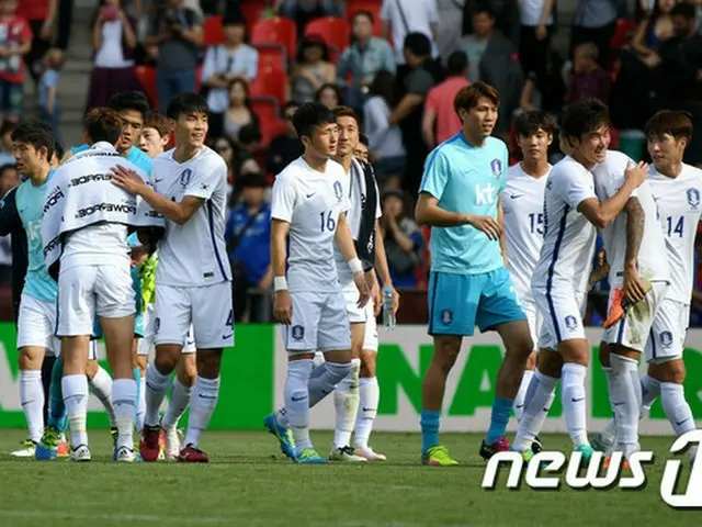 ＜サッカー＞韓国代表、W杯最終初戦を前にサポーターの前に登場