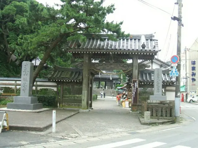 誕生寺の入口