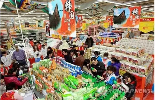 韓国の大型スーパー大手が中国・北京で運営する店舗で韓国製品を手に取る現地の消費者（資料写真）＝（聯合ニュース）