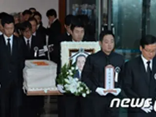 自殺した李仁源ロッテグループ副会長、今朝出棺式＝韓国