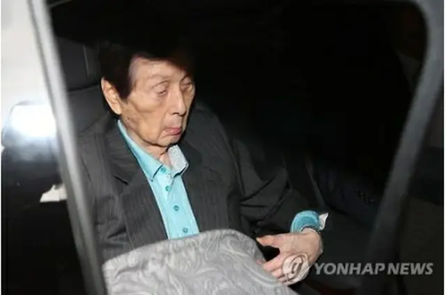 ７月１８日、健康悪化などで入院していたソウル峨山病院から退院した辛氏＝（聯合ニュース）