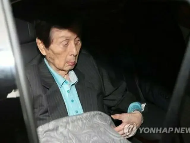 ７月１８日、健康悪化などで入院していたソウル峨山病院から退院した辛氏＝（聯合ニュース）
