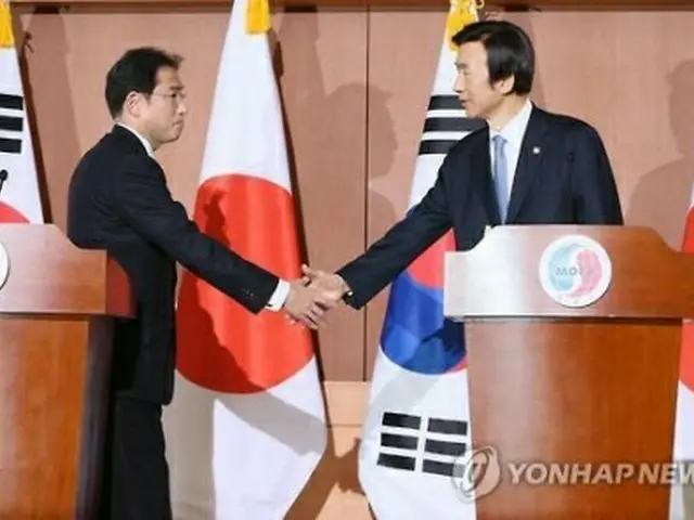 昨年１２月２８日、ソウルで合意の結果を発表し、握手を交わす尹炳世（ユン・ビョンセ）外交部長官（右）と岸田外相＝（聯合ニュース）