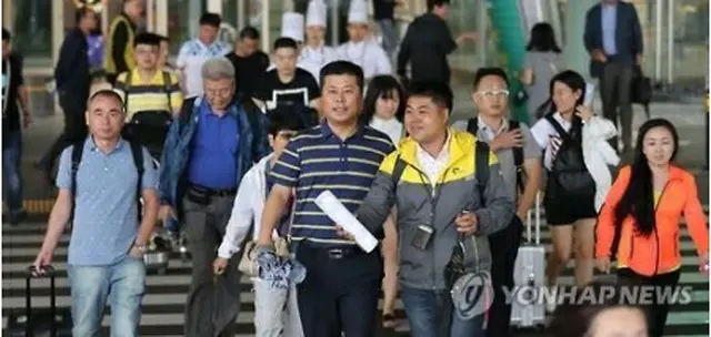 仁川国際空港に到着した中国人観光客ら＝３１日、仁川（聯合ニュース）