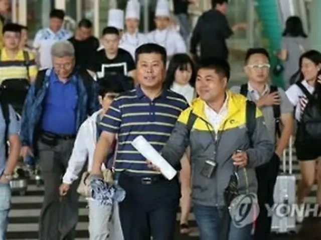 仁川国際空港に到着した中国人観光客ら＝３１日、仁川（聯合ニュース）