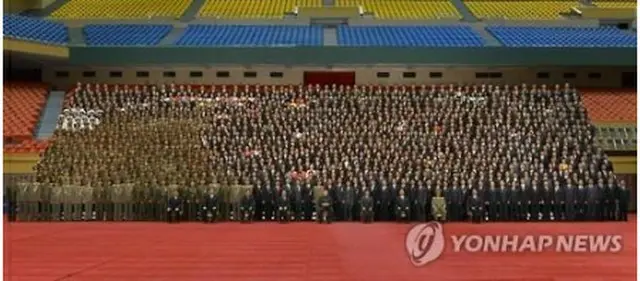 朝鮮労働党機関紙、労働新聞も記念撮影について報じた＝１日、ソウル（労働新聞＝聯合ニュース）