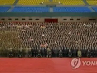 金正恩氏　ＳＬＢＭ発射実験の関係者と記念撮影