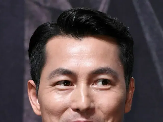 韓国映画「阿修羅（アスラ）」（監督:キム・ソンス）に出演した俳優チョン・ウソン（43）が共演俳優チュ・ジフン（34）の恥ずかしい裏話を暴露し、注目を浴びた。