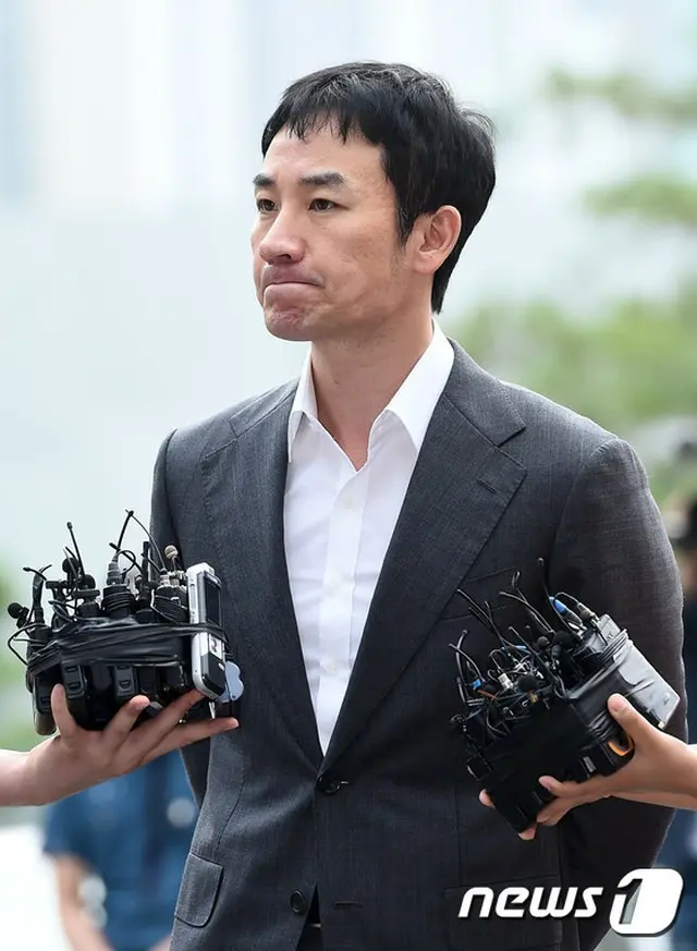性暴行容疑の俳優オム・テウン、6時間に及ぶ警察調査終えて帰宅