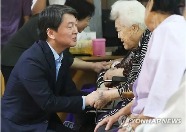 ナヌムの家を訪問した安氏＝８日、広州（聯合ニュース）