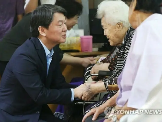 ナヌムの家を訪問した安氏＝８日、広州（聯合ニュース）