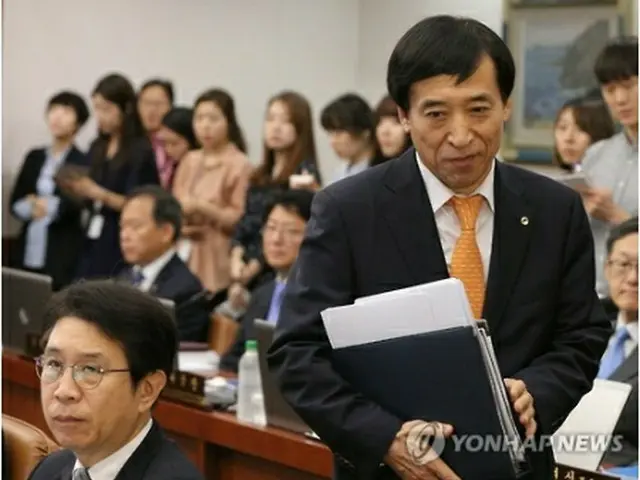 金融通貨委員会に出席する李柱烈（イ・ジュヨル）韓国銀行総裁＝９日、ソウル（聯合ニュース）