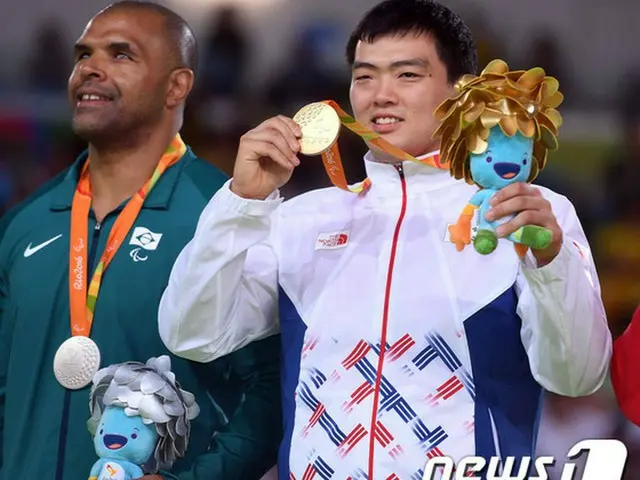 視覚障害の柔道選手チェ・グァングン（28）が2016リオデジャネイロ・パラリンピックで2連覇を達成した。