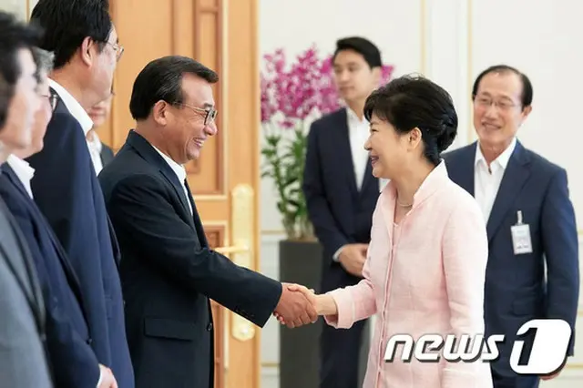 韓国の朴槿恵（パク・クネ）大統領と与野党3党の代表間の会合が12日午後3時55分、終了した。