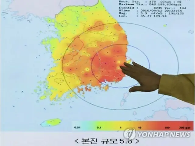 気象庁関係者の会見模様＝１２日、ソウル（聯合ニュース）