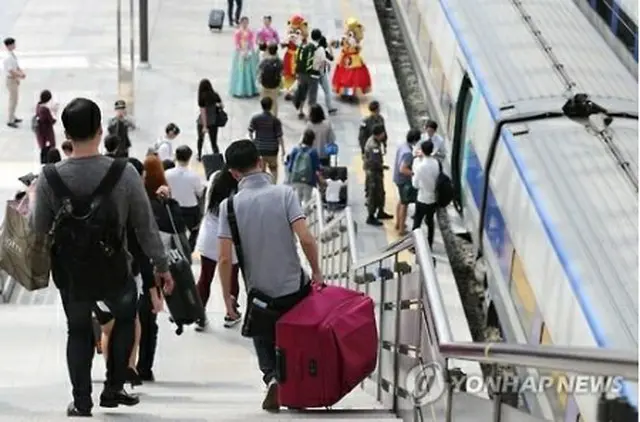 ソウル駅を出発する帰省客（資料写真）＝（聯合ニュース）