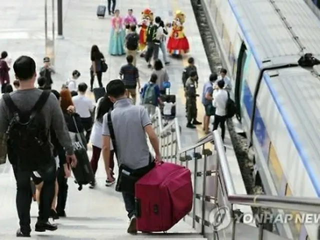 ソウル駅を出発する帰省客（資料写真）＝（聯合ニュース）