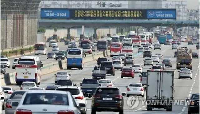 ソウルを出発する車両＝（聯合ニュース）