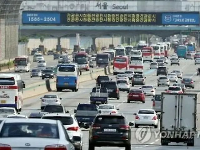 ソウルを出発する車両＝（聯合ニュース）
