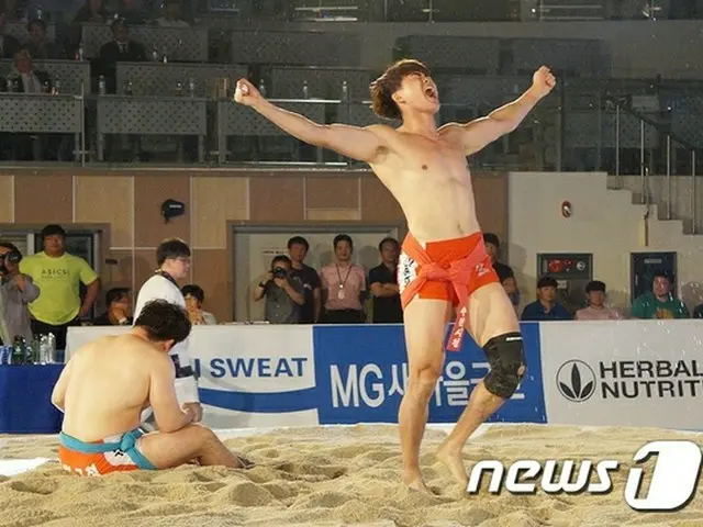 シルム（韓国相撲）選手イ・スンホ（30、水原市庁）が2年半ぶりに天下壮士（横綱）となった。